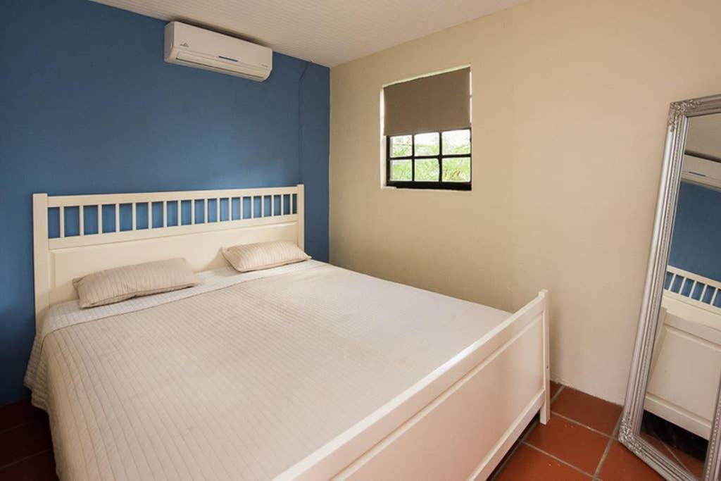 Smileys Apartment And Car Rental Willemstad Exterior photo